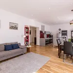 Ferula, 3 Bedroom Near Bacvice Appartamento