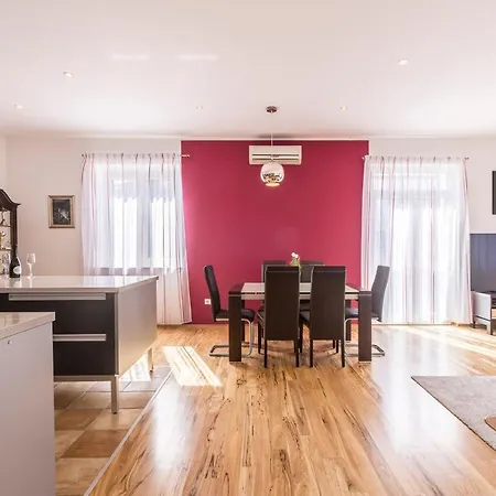 Ferula, 3 Bedroom Near Bacvice Daire Split