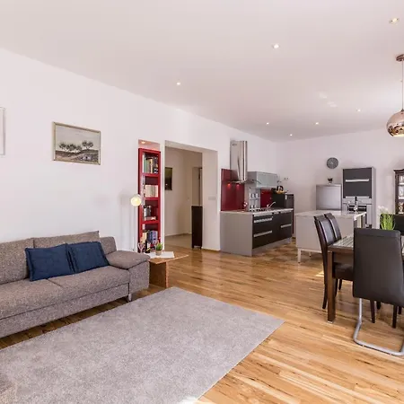 Ferula, 3 Bedroom Near Bacvice Apartment