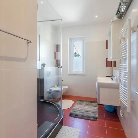 Ferula, 3 Bedroom Near Bacvice Apartment