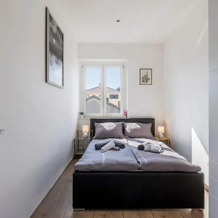 Ferula, 3 Bedroom Near Bacvice Apartment